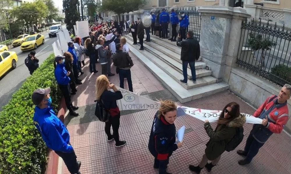 Συγκέντρωση υγειονομικών σε αναστολή στο κέντρο της Αθήνας